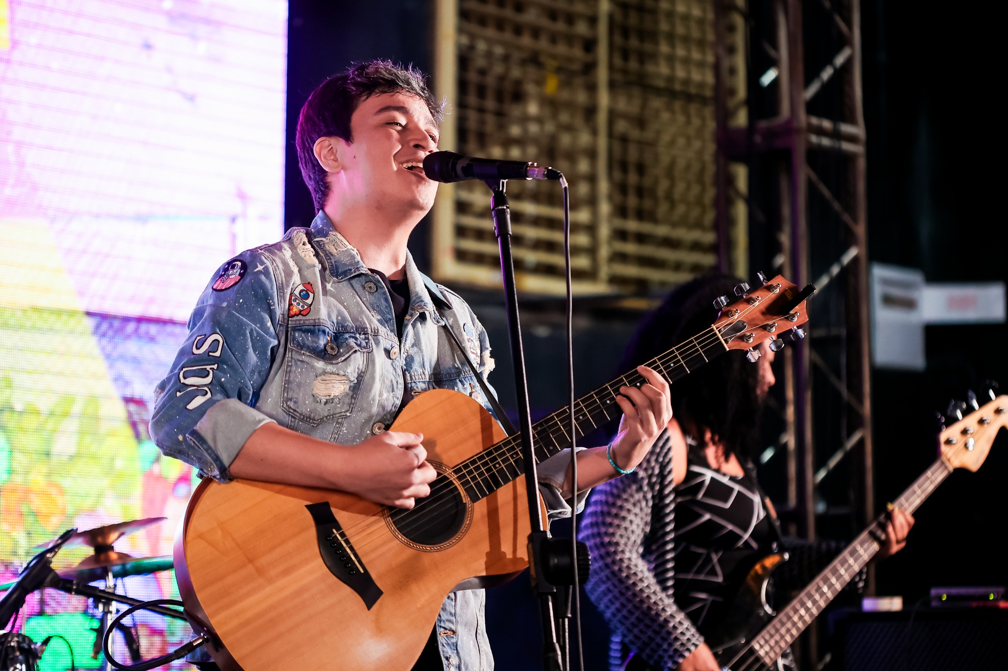 Lucas Tenguam tocando e cantando ao vivo